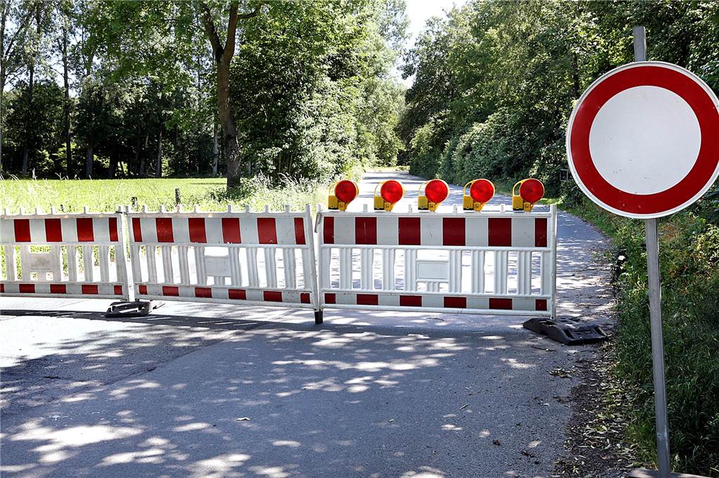 Kontrollen und Abschleppaktion an den Silberseen: Behörden greifen durch Die Quarzwerkestraße und die Straße Zum Dülmener See waren komplett abgesperrt.