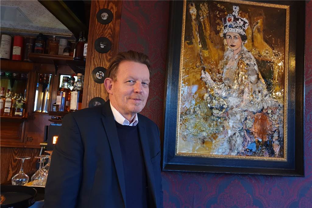 Charles Gardner versprüht mit seinem Pub einen England-Flair Die Queen darf nicht fehlen: Auch ein Porträt der verstorbenen Elizabeth findet sich im "The Londoner"
