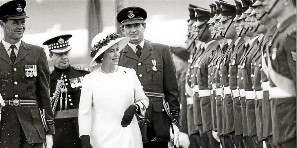 Als die Queen durch Dortmund fuhr - und 10.000 ihr zujubelten Die Queen in Dortmund: Am 23. Mai 1984 besuchte Elizabeth II. die Soldaten der Britischen Rheinarmee in Brackel.