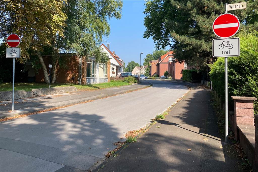 Anlieger der Querstraße: Warum wird Bereich mit Schule und Kita nicht saniert? Die Querstraße soll auch im Bereich von der Wirthstraße bis zur Niederadener Straße saniert werden - einige Anwohner halten das für übertrieben.
