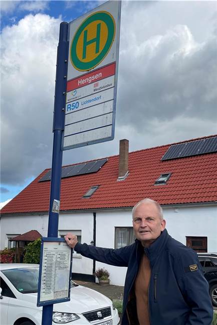 „Der Bus von Hengsen nach Schwerte muss weiterfahren“ Ortsvorsteher Volker Schütte steht an einer Haltestelle in Hengsen.