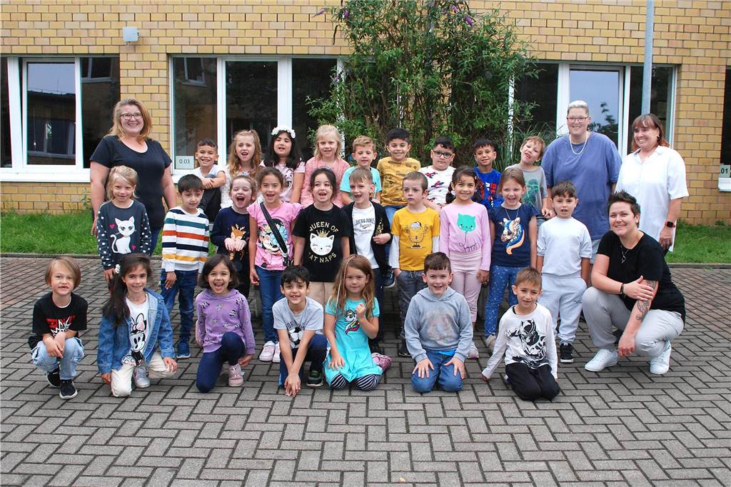 Die Raben-Klasse 1B an der Grundschule Am Hügel besuchen 26 Kinder. Klassenlehrerin ist Sibylle Biermann mit Carmen Lauer, Pia Ludwig und Carmen Wolter.