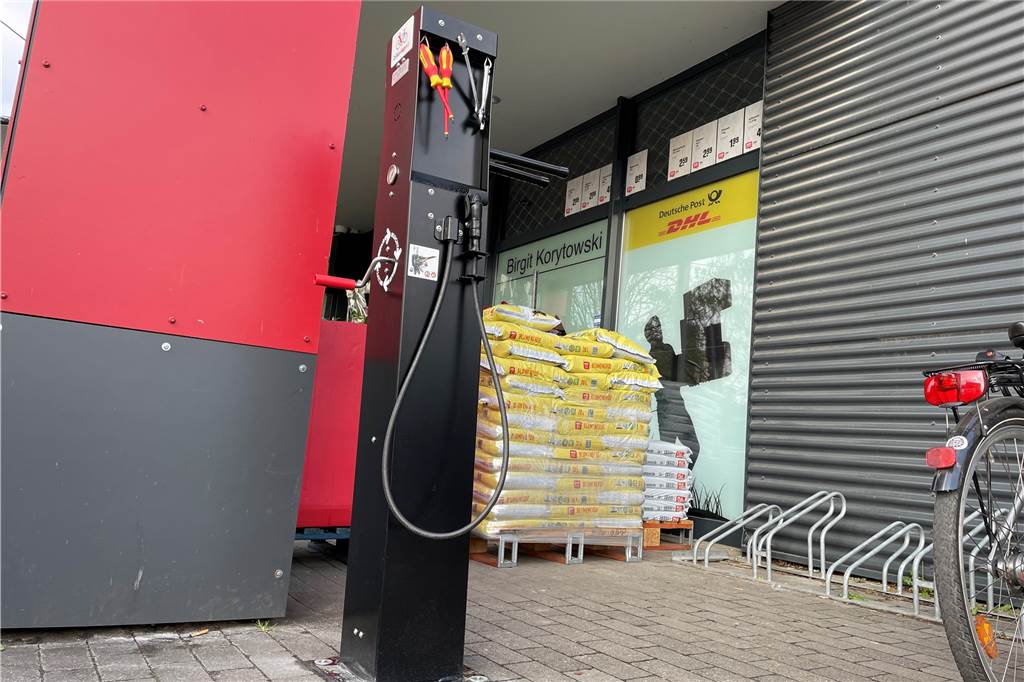 Die Rad-Repair-Säule steht passenderweise direkt bei den Fahrradständern des Rewe-Markts in Bodelschwingh. 