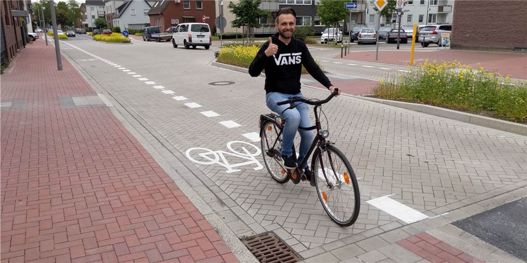 Aufatmen in Dorsten: Klosterstraße nach 20 Monaten Baustelle wieder frei Radfahrer auf einer Straße