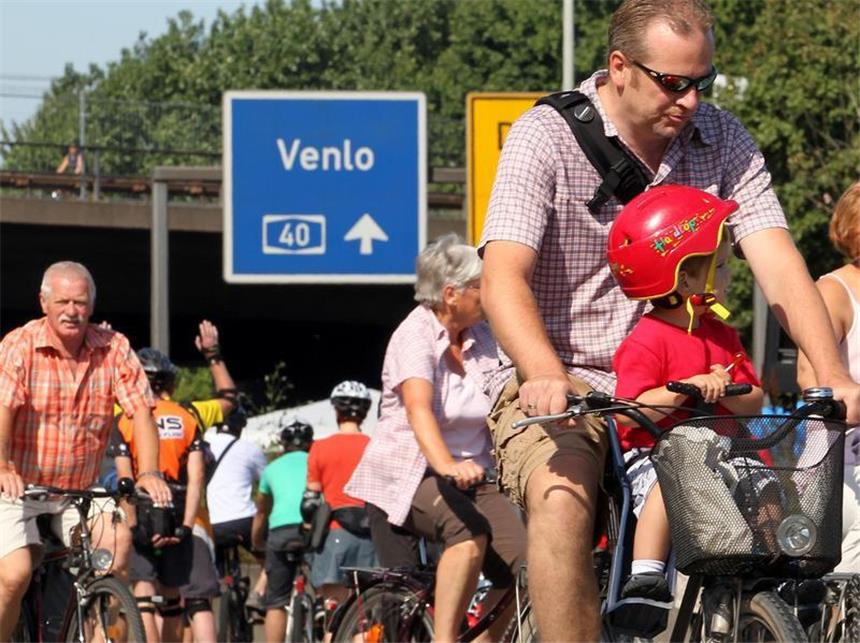 Drei Millionen Menschen feiern auf der Autobahn Die Radfahrer-Massen auf der Autobahn 40 kamen kaum voran.