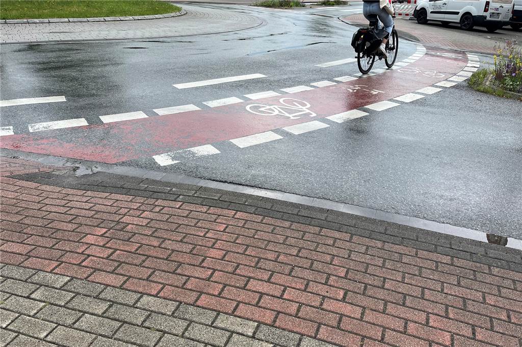 Kreisverkehr „Bußmannsches Kreuz“ in Vreden soll sicherer gemacht werden Die Radfahrer sollen bald komplett über die Fahrbahn im Kreisverkehr geführt werden.