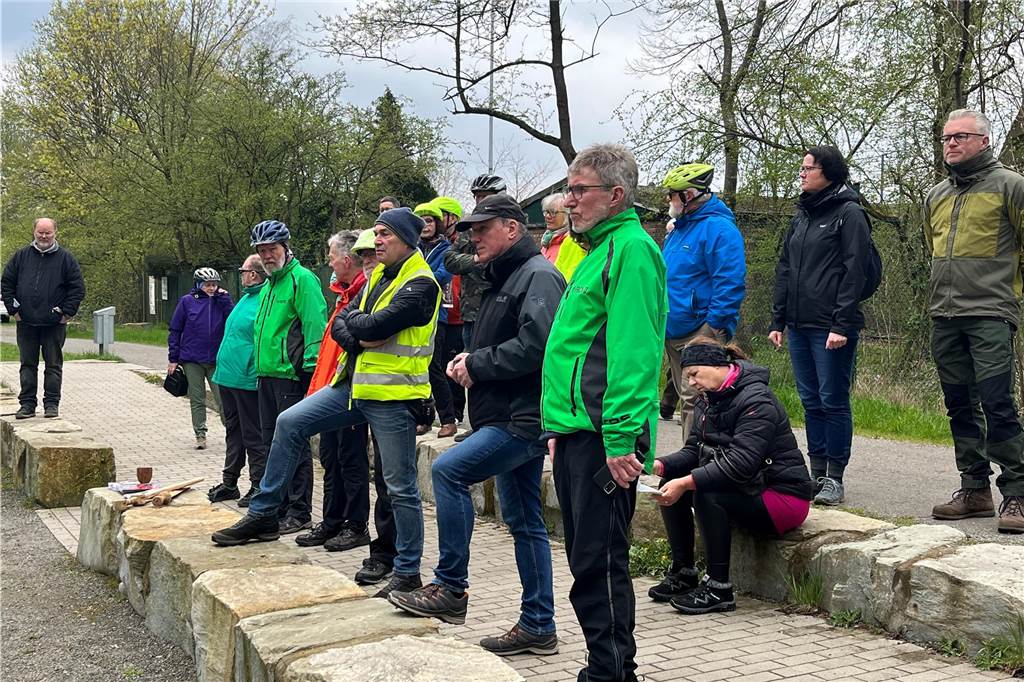 Saisonstart der Steverlandroute: „Die Römer, die Flüsse und das Wasser“ Radfahrgruppe am Blauen Klassenzimmer an der Stever in Haltern