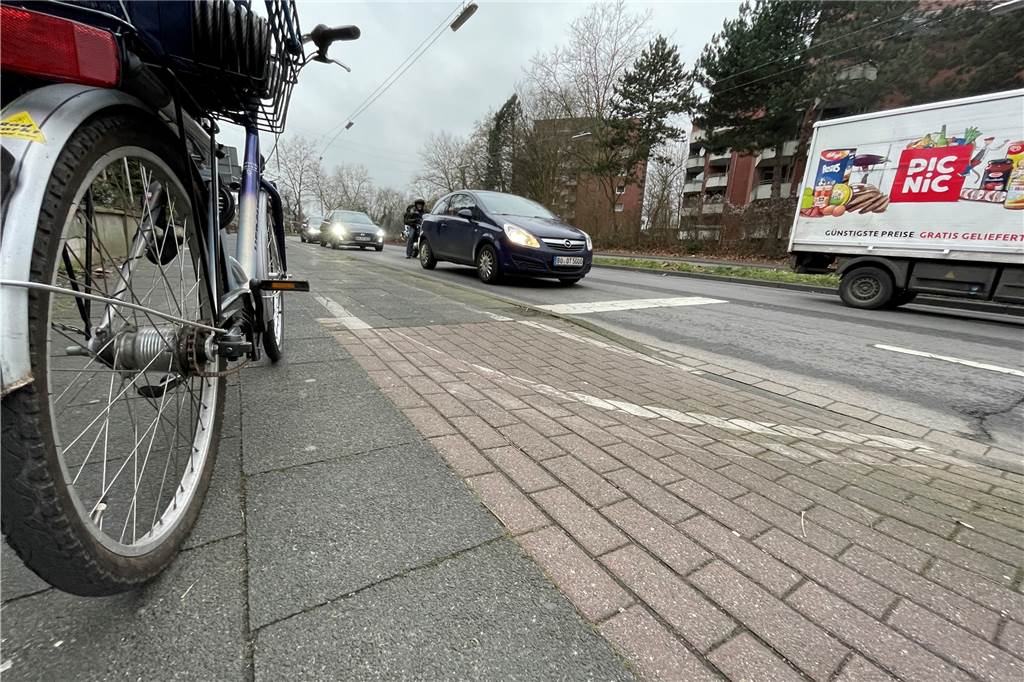 Tempo 30 auf dem Altstadtring: „Eigene Radfahrspur nur für Kinder wichtig“ Die Radwege-Markierungen sind kaum noch zu erkennen.