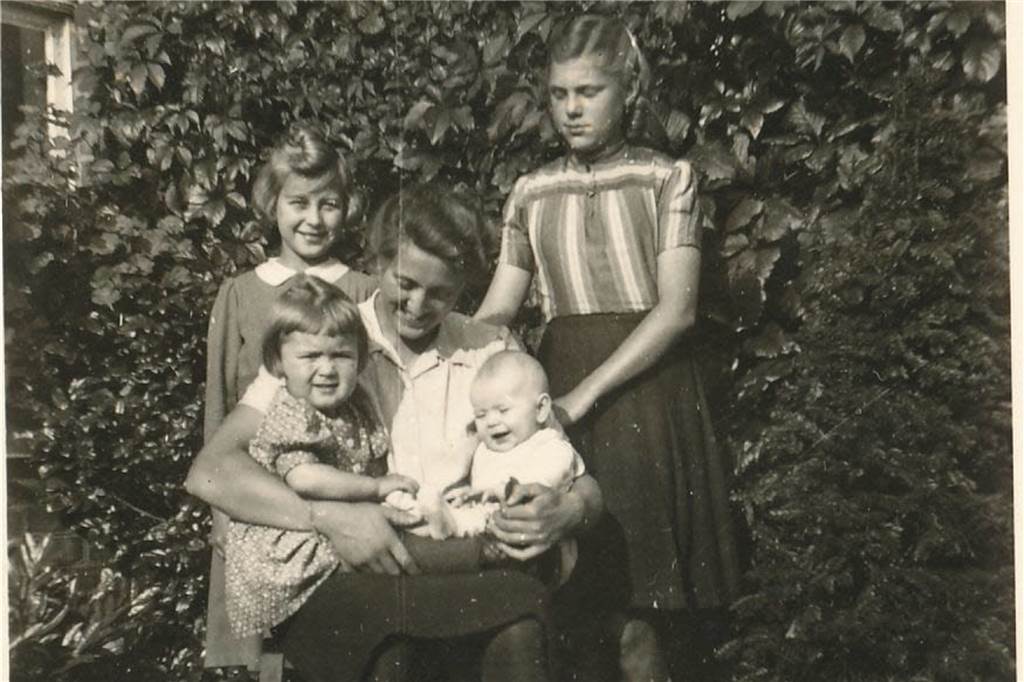 Keine Heizung, kein Warmwasser: Richard Sühling (85) über das Leben von 55 geflüchteten Kindern Vier Kinder und eine Frau auf einem Foto.