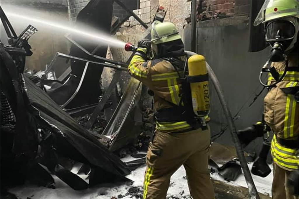 Raesfelder Feuerwehrleute bekämpften Großbrand in Vreden Die Raesfelder Feuerwehrleute übernahmen mit der Kreisbereitschaft Süd die Nachlöscharbeiten.
