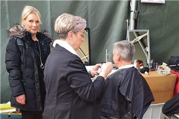 Die Raesfelder Friseurin Diana Brömmel hat mit ihrem Team Ahrweiler Flutopfern die Haare geschnitten.