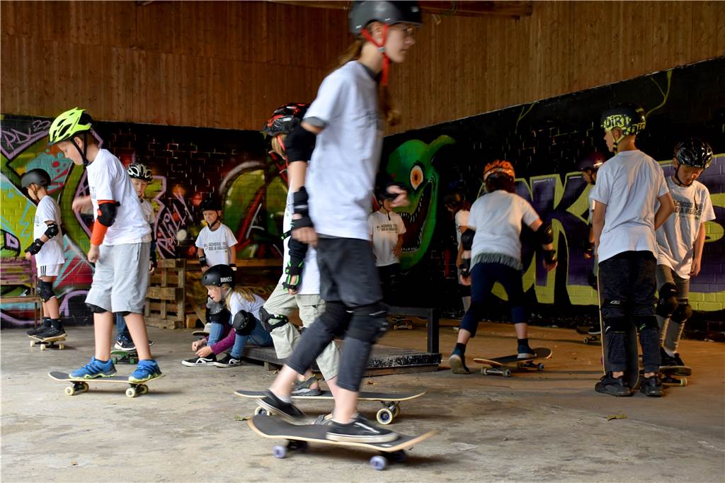Kinder-Workshop: Mit selbst gebauten Skateboards fährt es sich noch besser Die Raesfelder Kinder und Jugendlichen sind bereits am ersten Tag voll dabei. Unsicherheiten auf dem Board gibt es dabei bei niemandem.