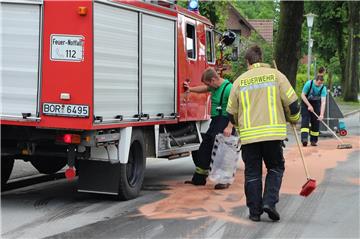 Die Raesfelder und Erler Feuerwehr streute die kilometerlange Ölspur ab, die von einem defekten LKW verursacht worden war.
