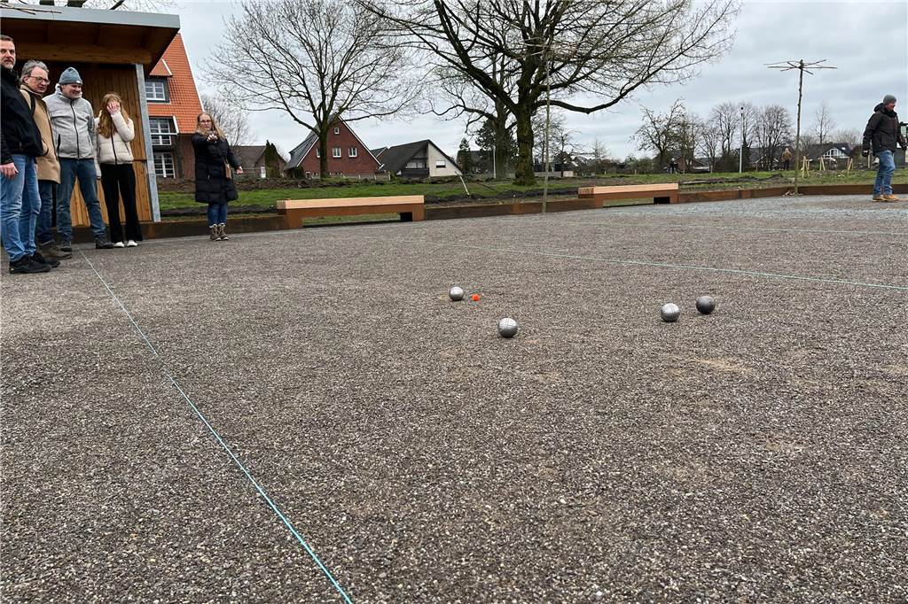 Neuer Bürgerpark in Raesfeld eröffnet: „War die richtige Entscheidung“ Die Raesfelder Volleyballgemeinschaft führte in Boulespiel ein.