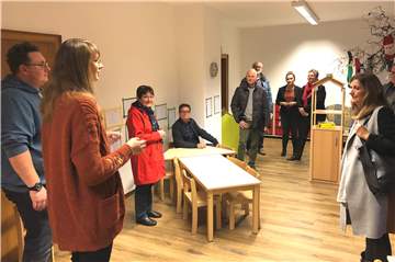 Die Räume der neu errichteten Caritas-Kindergarten-Notgruppe im Alten Rathaus besichtigte der Sozialausschuss Ende November. Ob die Caritas einen neu zu bauenden Kindergarten betreiben darf, ist noch ungewiss.