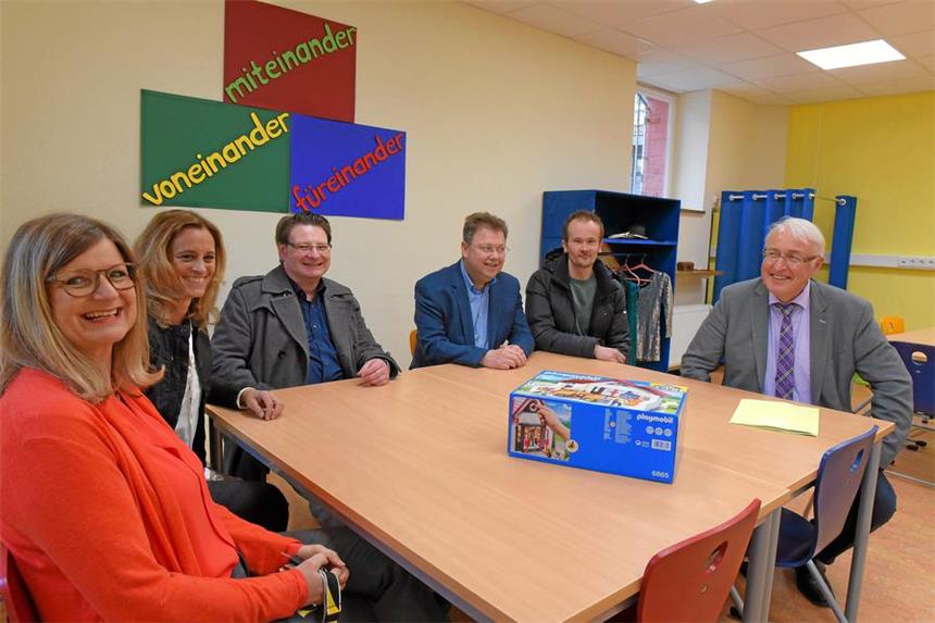 FKS-Anbau bringt 20 neue OGS-Plätze in Schwerte Die Räumlichkeiten OGS der Friedrich-Kayser-Schule der wurden erweitert. Auf dem Foto sind die Offizeillen Vertreter der Schule und der zuständigen der Stadt.