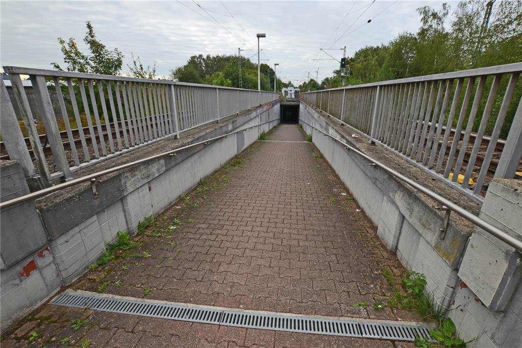 Graffiti, Müll, Vandalismus: S-Bahnhof Nette/Oestrich gilt als miesester Bahnhof in Dortmund Die Rampe an der westlichen Seite der Station. Der barrierefreie Zugang zeigt, wie ungepflegt die Station ist.