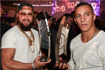 Die Rapper Kollegah (l) und Farid Bang feiern auf der Party nach der 27. Verleihung des Deutschen Musikpreises Echo. Foto: Jens Kalaene/Archiv