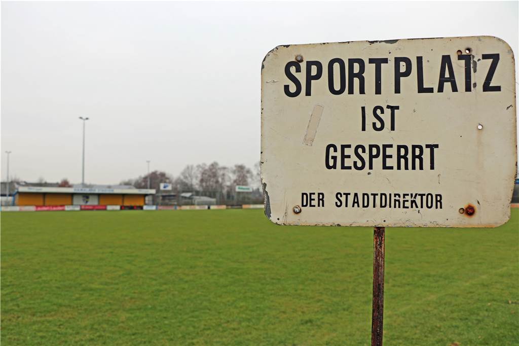 Kunstrasen – Notwendigkeit für Fußballer oder Gesundheitsgefahr und Umweltsünde? Die Rasenplätze werden von der Stadtverwaltung gesperrt, wenn der Boden wegen Regens oder Frost oder beidem nicht bespielbar ist. Das Schild gilt, auch wenn es auch in Vreden seit der Kommunalreform 1994 keinen "Stadtdirektor" mehr gibt.
