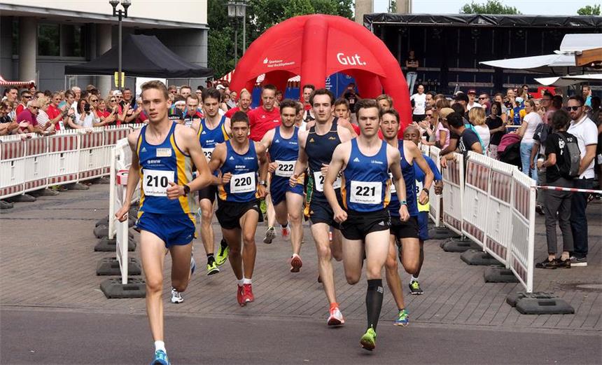 Thorben Dietz gewann den ersten Citylauf Die "Raser" starten zu vier Runden durch die Dorstener City.