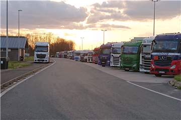 Die Raststätte Holthauser Bruch an der Autobahn 42 in Fahrtrichtung Dortmund. Hinter dem Toilettenhäuschen nehmen gerade ein paar Fernfahrer ihr Abendessen ein.