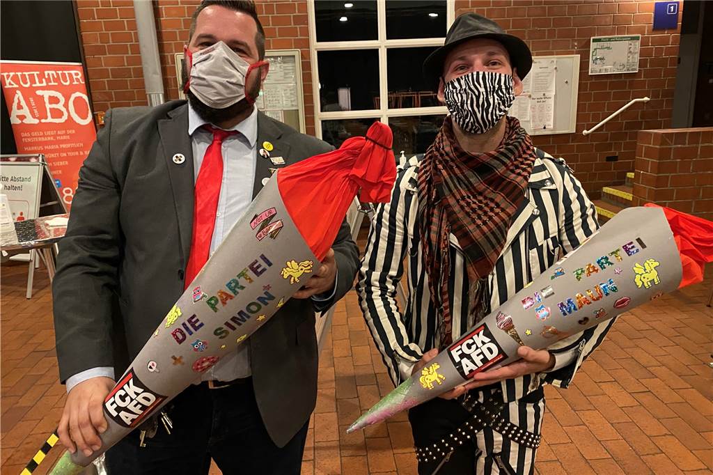 Die PARTEI und Die Linke: Wie ernst ist es dem neuen Ratsbündnis in Dorsten? Die Ratsmitglieder der PARTEI nach der ersten Ratssitzung. Sie hätten auch allein Fraktionsstatus.