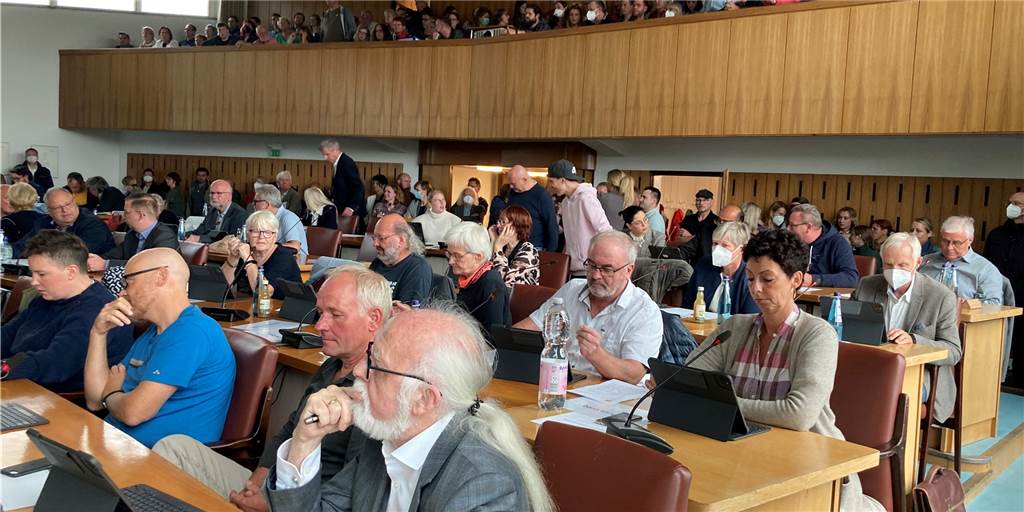 „Groko“ setzt sich durch: Vierte Beigeordnetenstelle in Lünen kommt Die Ratsmitglieder haben sich zur Sondersitzung im Rathaus versammelt.
