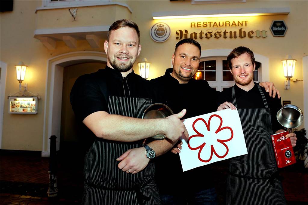 Auch gute Adressen aus Haltern in neuem Gastro-Magazin dabei Daniel Georgiev mit Milan Makovy und Hendrick Vöcking vor den Ratsstuben