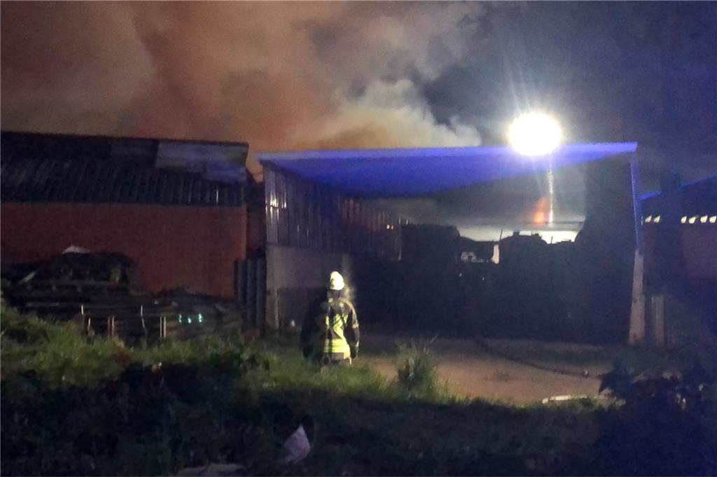 Großbrand in Alstätte: Rund 1700 Schweine verendet, aber Tausende gerettet Die Rauchsäule war vor Eintreten der Dämmerung kilometerweit zu sehen.