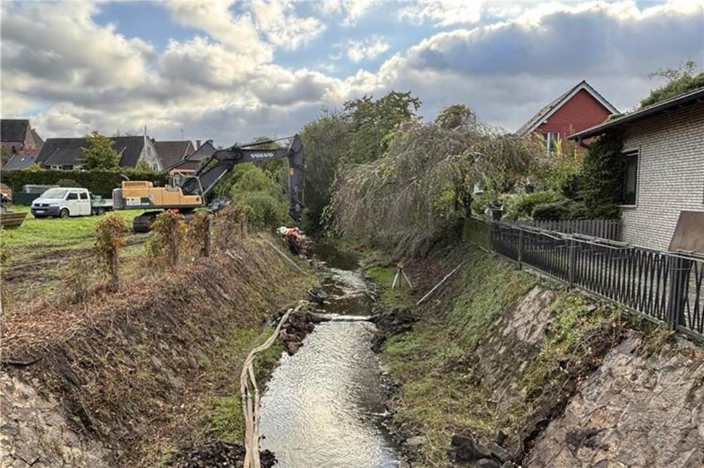 Damit Fische wandern können: Mängel an Rauer Rampe werden ausgebessert Die Raue Raump zwischen der Brücke Fürstenberg (L572) und dem ehemaligen Stauwehr am Mühlenplatz besteht aus neun Querriegeln, die durch dazwischenliegende „Becken“ voneinander getrennt sind.