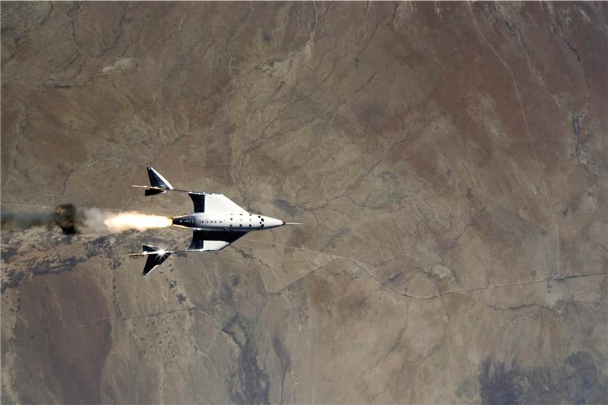 Milliardär Richard Branson ist noch vor Bezos in den Weltraum geflogen Die Raumfahrtfirma Virgin Galactic des Milliardärs Branson darf Touristen ins All bringen.