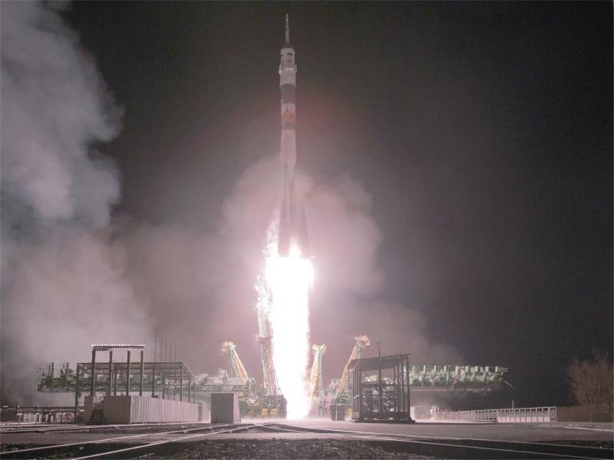 Sojus-Kapsel erreicht Raumstation ISS Die Raumkapsel «Sojus TMA-15M» hatte um 22.01 Uhr MEZ vom Weltraumbahnhof Baikonur abgehoben. Foto: Maxim Shipenkov