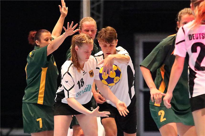 Das WM-Halbfinale bleibt für deutsche Korbjäger ein Traum Die Rauxelerin Johanna Treffts, hier im WM-Spiel gegen Südafrika im Zusammenspiel mit Jan Robert Heming, kam bislang zu zwei Einsätzen.