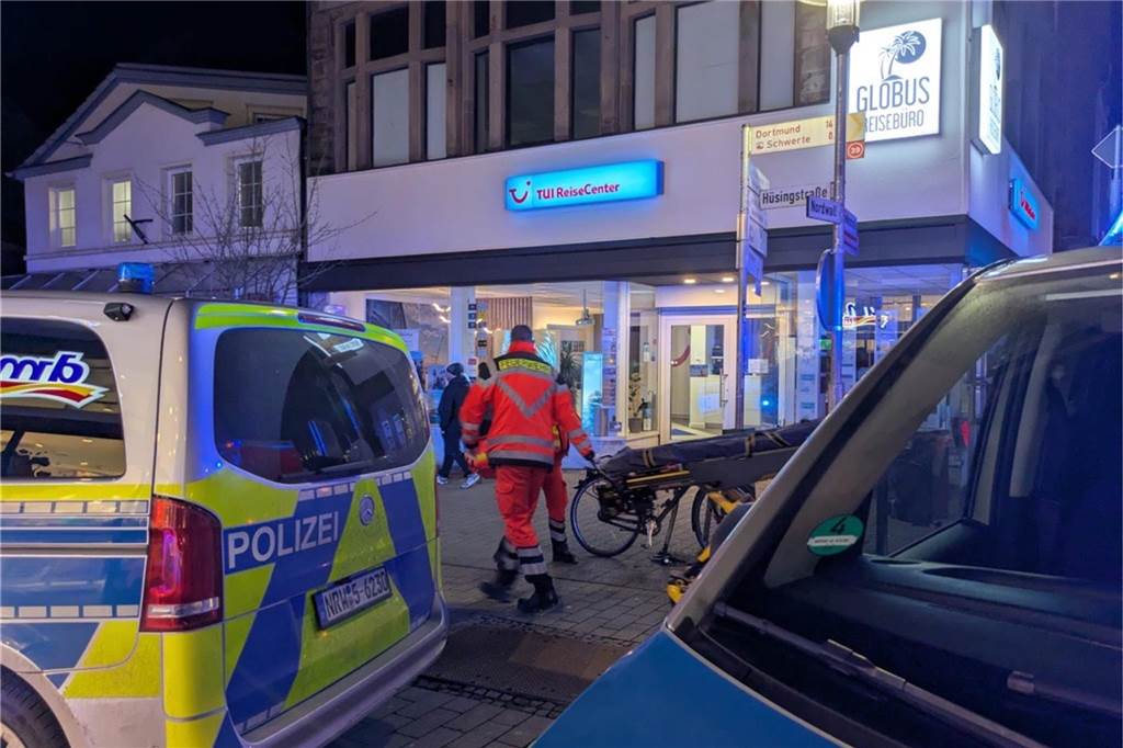 Nach Messerattacke: Erschütterung – und Dank an die Einsatzkräfte Rettungskräfte und Polizei sind in der Schwerter Innenstadt unterwegs. Hier hat es eine Messerstecherei gegeben.