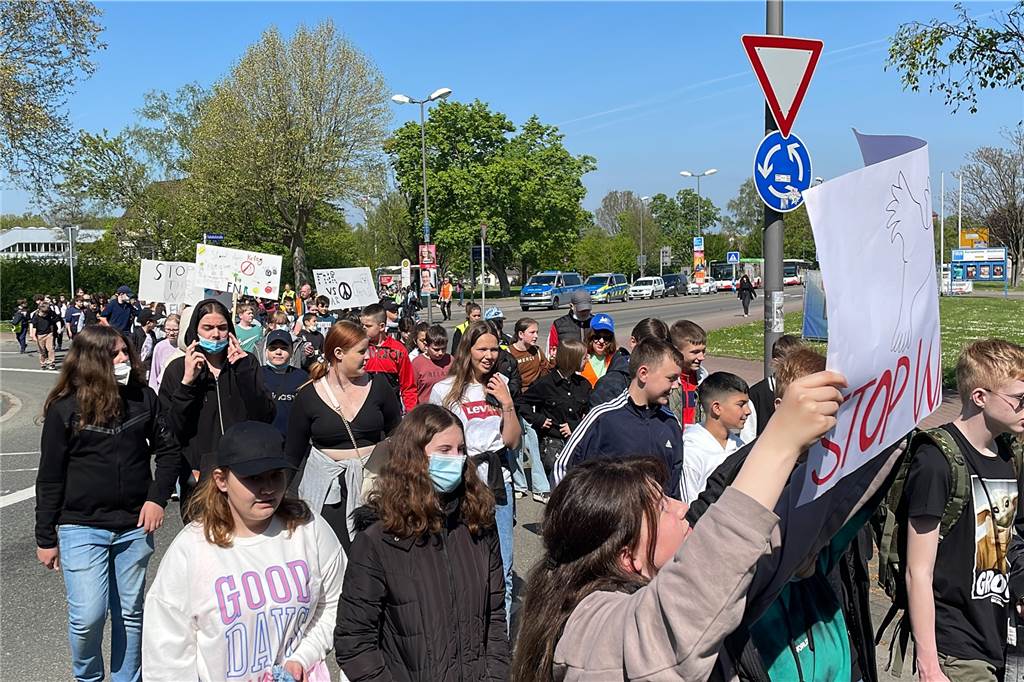 Frieden für alle! 2000 Castrop-Rauxeler Schüler fordern Ende der Kriege Die Realschüler auf dem Weg zum Stadion an der Bahnhofstraße. Phasenweise sperrte die Polizei die Bahnhofstraße ab.