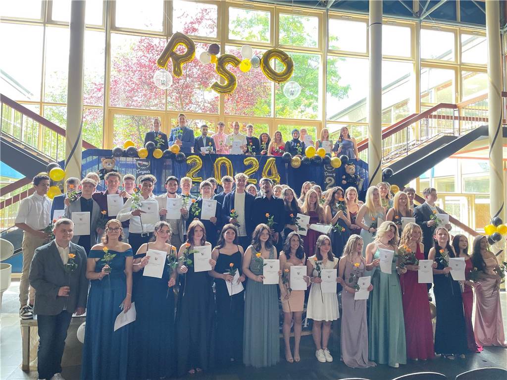 Die Realschule Oberaden freut sich mit ihren Schülerinnen und Schülern über deren Abschluss.