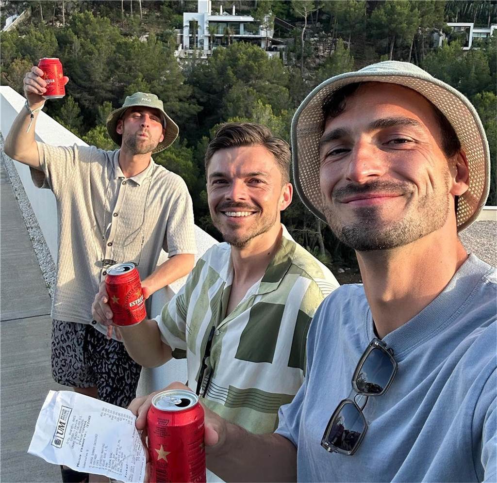So verbringen die BVB-Spieler ihren Urlaub: Reus in neuem Look – Brandt im Partymodus Mats Hummels hält eine Getränkedose in der Hand.