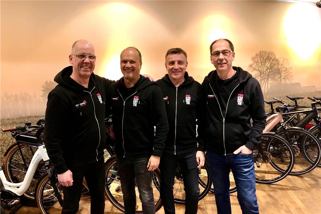 Das Team von Big Wheel in Recklinghausen steht vor einer Reihe von Fahrrädern: Michael Benthaus (l.) und Gerold Weidlich (r.) rahmen Ralf Ullrich und Filialleiter Andreas Idfeld (2.v.r.) ein