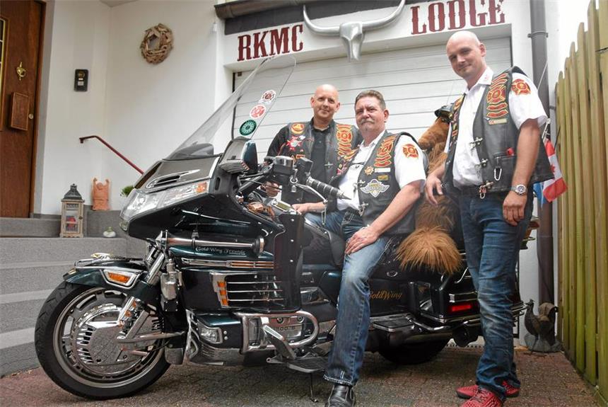 In Ickern knattern Feuerwehr-Rocker durchs Dorf Die Red Knights verbindet zweierlei: Sie alle sind Feuerwehrmänner (und Frauen) und sie lieben das Motorradfahren. Im Verein Red Knights kommt beides zusammen. Michael "Mikel" Brudek (v.l.), Präsident Jürgen "Turbo" Galuga und Vize-Präsident Dirk "Dense" Hense.