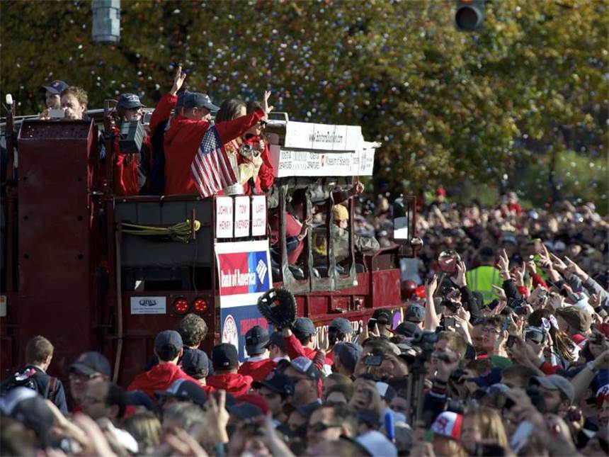 Red Sox gedenken auf Meisterparade Marathon-Opfern Die Red Sox feiern in Boston den Meistertitel. Foto: Brooks Canaday