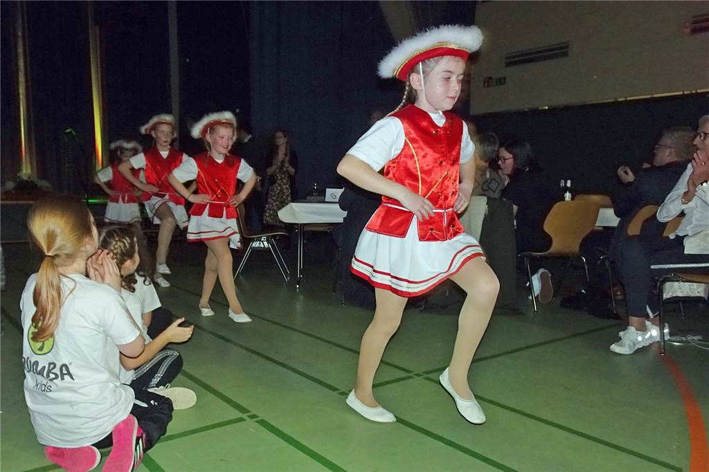 Große Gala in der Jakobi-Halle: „Ehrenamt und Zusammenhalt zeichnen Dorf aus“ Die „Red Sunshines“ des KFK Südlohn und die „Zumba Kids“ des SC begeisterten das Publikum.