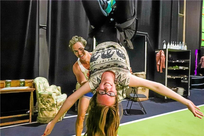 Selbstversuch an der Liane: Er Tarzan, ich Jane Die Redakteurin und der Dschungelheld hinter den Kulissen im Stage Theater.