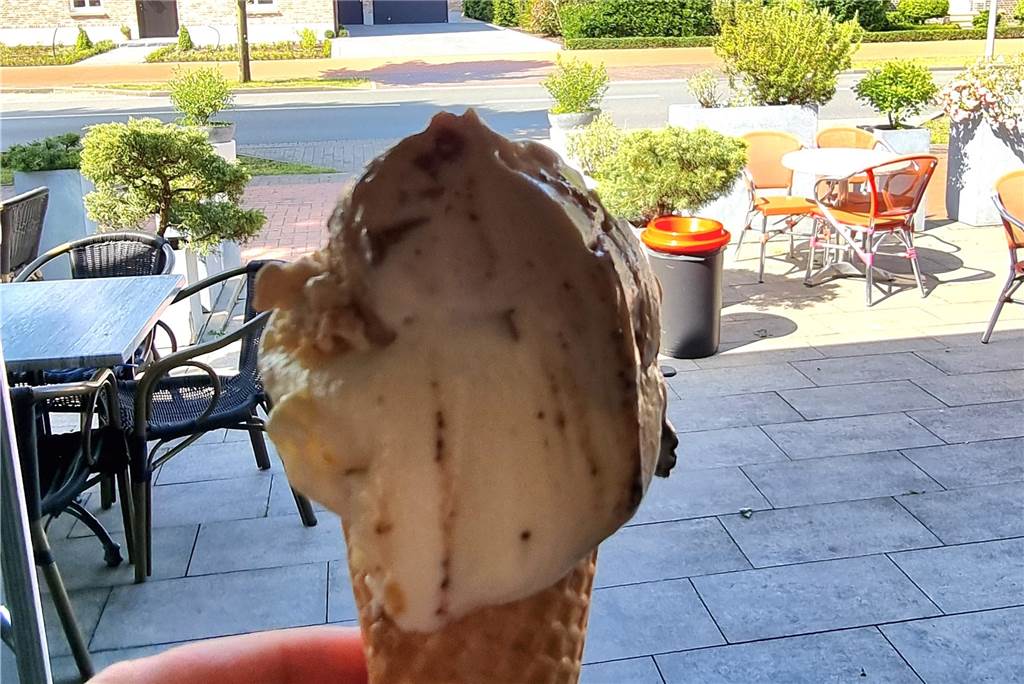 24/7: Familie Mallocci testet neuen Eisautomaten-Standort Eine Eiskugel in der Waffel