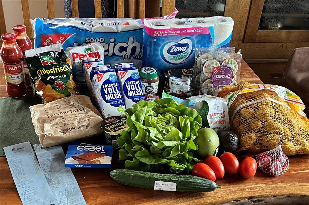 Einkaufen ist fast 20 Prozent teurer als noch 2022: Marktleiter erklärt warum Lebensmittel liegen auf einem Tisch.