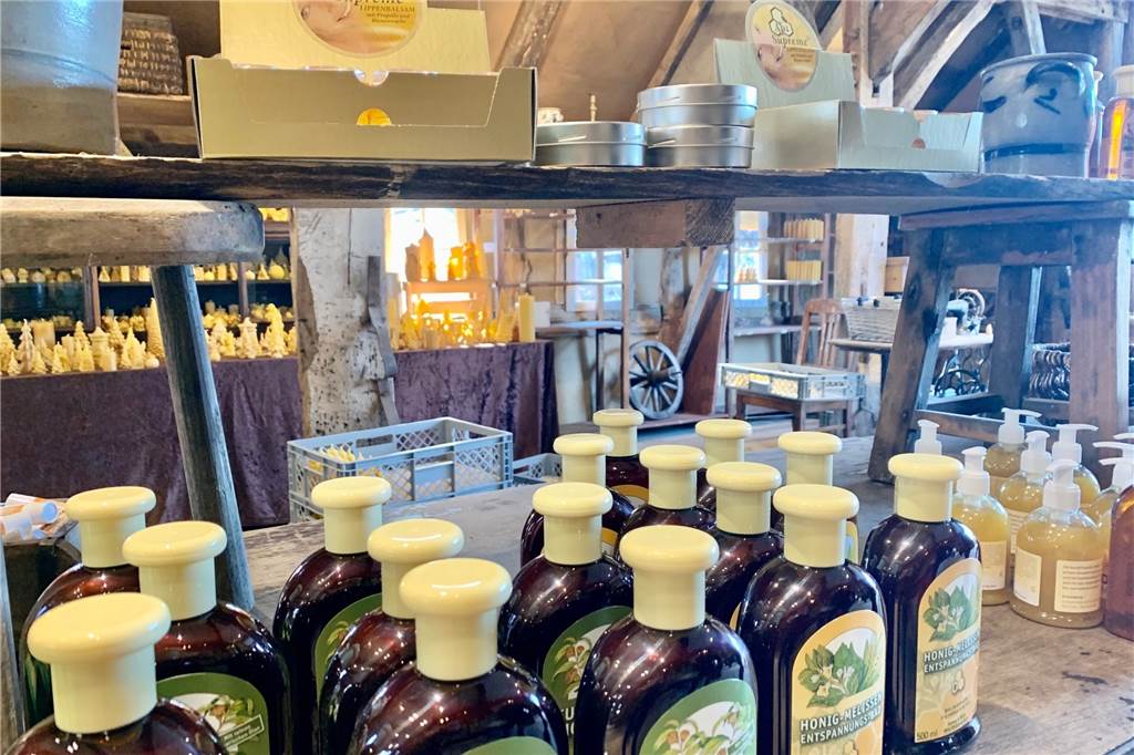 Dortmunder Weihnachtsmarkt fällt aus – trotzdem öffnet das beliebte Kerzenhaus Die Regale werden beräumt. Hier mit Pflegemitteln.