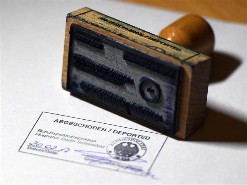 Geplanter Abschiebeflug nach Afghanistan verschoben Die Regeln für Abschiebungen und den Umgang mit Asylbewerbern werden erneut verschärft. Foto: Ralf Hirschberger