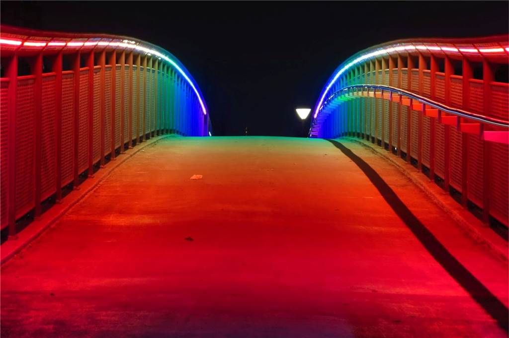 26 tolle Sehenswürdigkeiten in Dortmund und Umgebung Die Regenbogenbrücke geht über die A40.