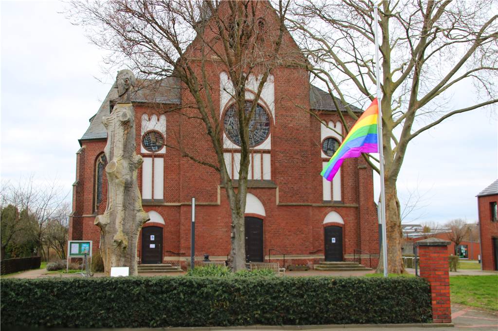 Die Regenbogenfahne weht vor der St.-Clemens-Kirche an der Flughafenstraße in Brackel - und an noch drei anderen Standorten im Stadtbezirk Brackel