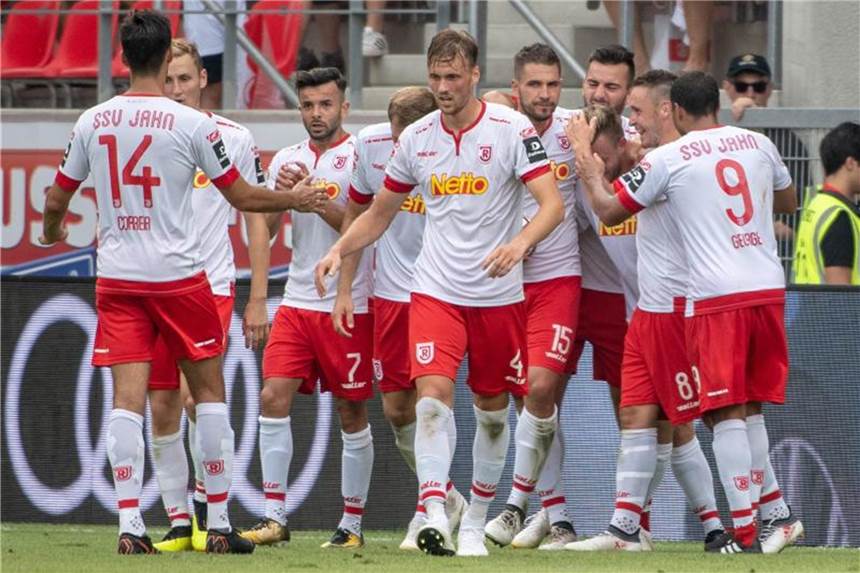 Jahn Regensburg gewinnt Donau-Derby gegen FC Ingolstadt Die Regensburger Mannschaft jubelt nach dem Treffer zum 1:1. Foto: Armin Weigel