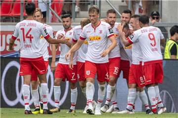 Die Regensburger Mannschaft jubelt nach dem Treffer zum 1:1. Foto: Armin Weigel